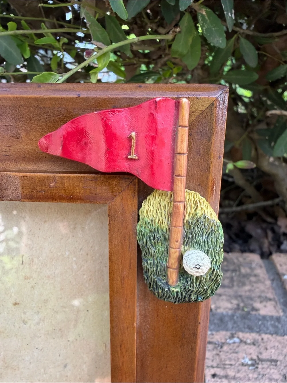 Vintage Golf-Themed Wooden Photo Frame in Brown with Red Flag Accent 3.5x5